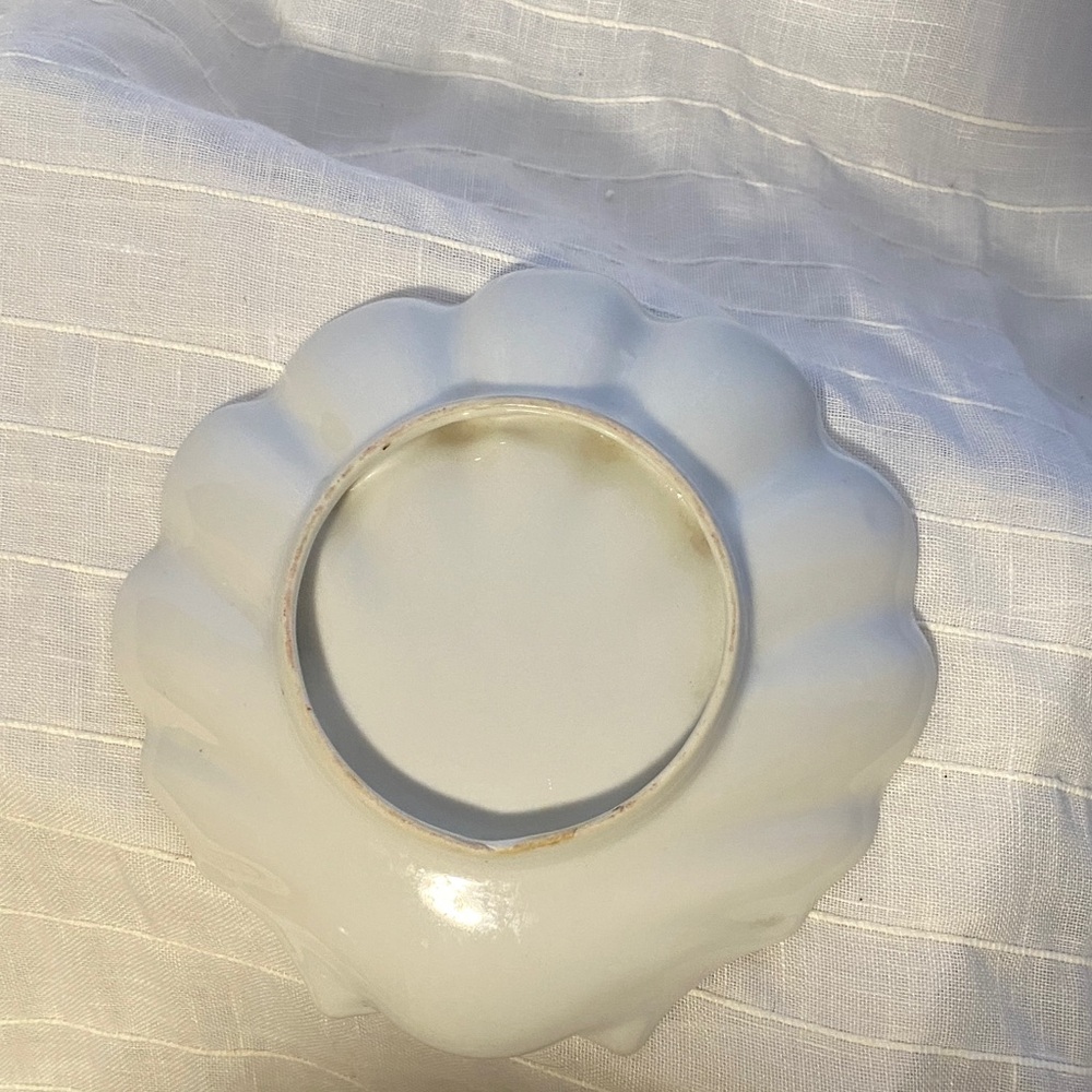 White Shell-Shaped Dish - Picture 4 of 4
